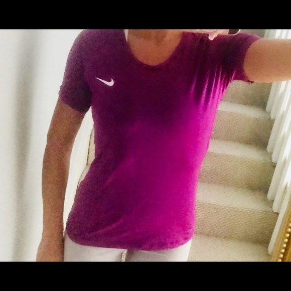 Women’s Large (form fitting) Nike workout shirt - Picture 3 of 3